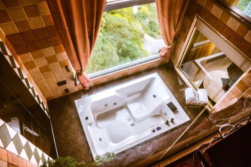 汐止薇星景观汽车旅馆的一间带水槽和窗户的浴室