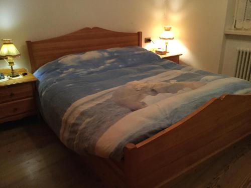 马累Casa Andreis的一张床上,上面有蓝色的毯子,有两盏灯