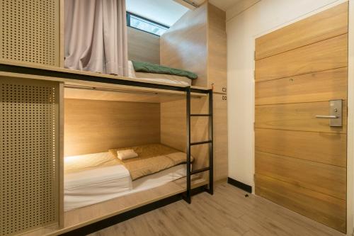 曼谷T字旅舍 @ 胜利纪念碑的双层床间 - 带两张双层床