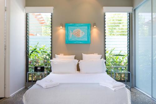 海滩住宿加旅馆自助式公寓客房内的一张或多张床位