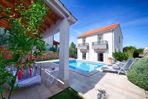 维斯Villa Mediterana的一座带游泳池和房子的别墅