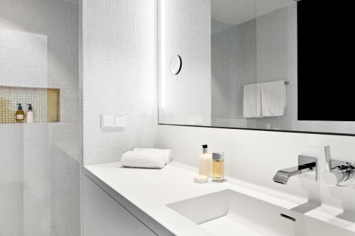 维也纳维也纳菲尔斯普乐斯全方位服务式公寓的白色的浴室设有水槽和镜子