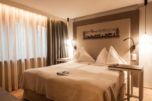 采尔马特丹妮拉酒店的酒店客房设有床和窗户。