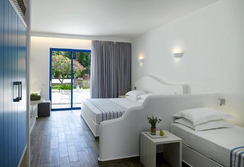 佩基罗德林迪亚塔拉萨酒店的酒店客房设有两张床和一个阳台。