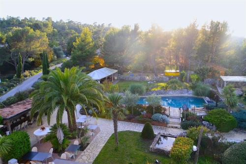艾日Hôtel Eze Hermitage entre Nice et Monaco的享有花园空中美景,设有游泳池