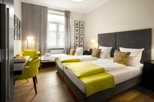 美因河畔法兰克福霍夫汉布格尔酒店的酒店客房配有两张床和一张书桌