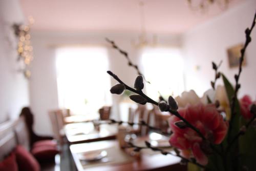 艾森纳赫修道院花园酒店的用餐室,配有鲜花桌