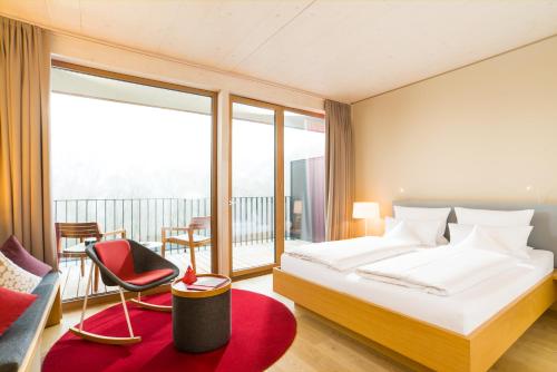 博登斯边的拉多夫采尔博拉温泉Spa度假酒店的酒店客房设有一张床和一个阳台。