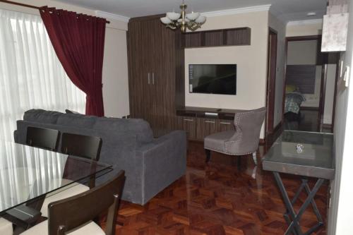 拉巴斯Miraflores Apart的带沙发和电视的客厅