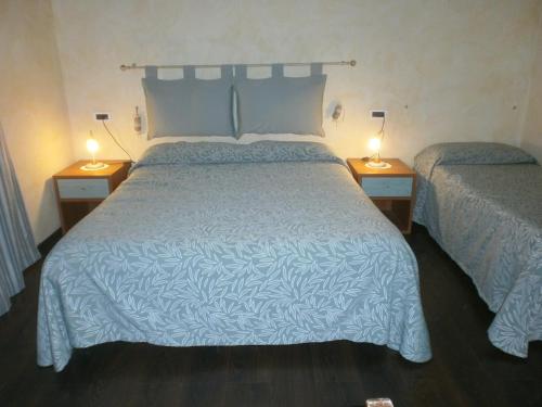 博尔加罗托里内塞Albergo Vecchio Pavone的一间卧室配有一张床和两张台灯。
