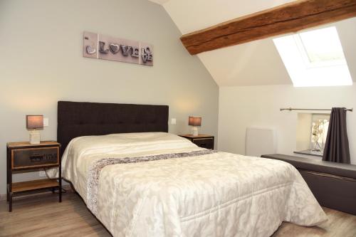 莫索特Gite le murger的一间卧室,配有一张床和一个阅读爱情的标志