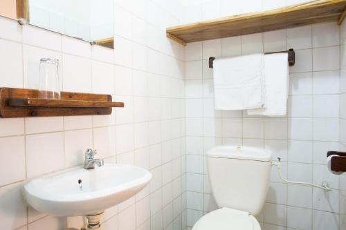 Grand-PopoAuberge de Grand Popo的白色的浴室设有卫生间和水槽。