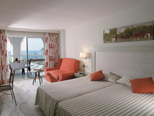 内尔哈Ona Marinas de Nerja Spa Resort的酒店客房设有床和客厅。