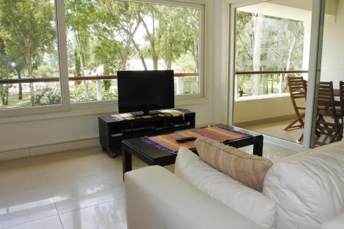 埃斯特角城Green Park en Punta del Este的客厅配有白色沙发和电视
