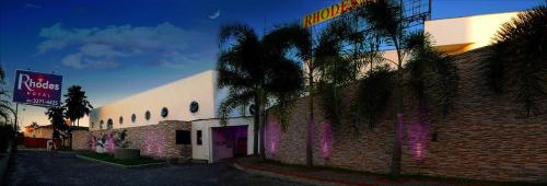 累西腓Rhodes Hotel Recife的前面有棕榈树的建筑
