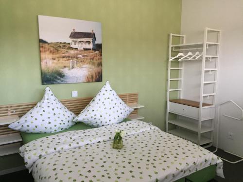克拉嫩堡das Ferienhaus Auszeit的一间卧室配有一张带波卡圆点枕头的床。