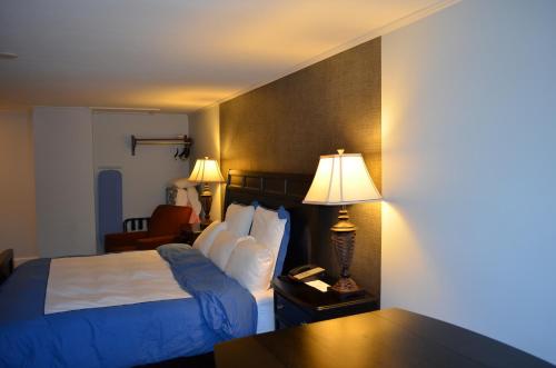 南雅茅斯红磨房汽车旅馆的酒店客房配有一张床和一张带台灯的桌子