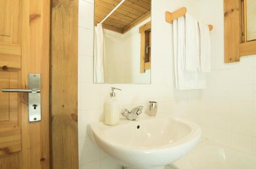 佩尼亚什达绍迪Chalé | Penhas da Saúde - Serra da Estrela的白色的浴室设有水槽和镜子