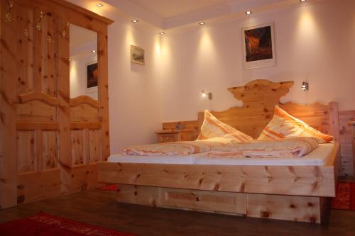 格绍岣梢湖客栈酒店的一间卧室,卧室内配有一张木床
