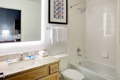 达拉斯达拉斯林肯公园凯悦酒店的一间带水槽、浴缸和卫生间的浴室