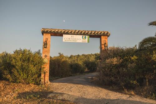 卢克生态农场及卡提基罗酒店的带有路标的土路上的大门
