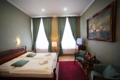 班斯卡 - 什佳夫尼察Hotel Bristol的酒店客房,配有一张床和两把椅子