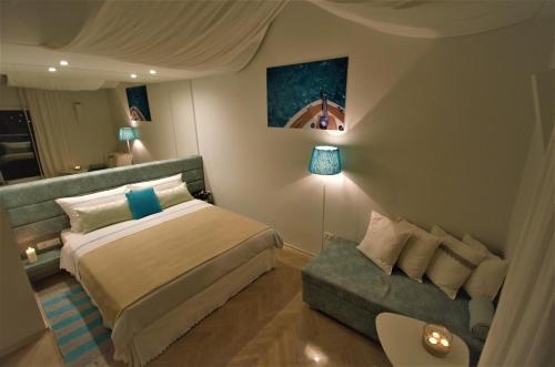 木洛希尼Villa Katarina Mali Lošinj的一间卧室配有一张床和一张沙发