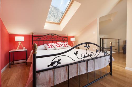 图彻皮House Pasalich的一间卧室配有一张床和天窗