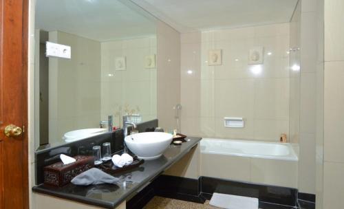 日惹嘉雅卡塔酒店及水疗中心的一间浴室