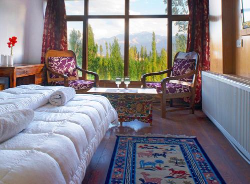 列城Oriental Hotel的客厅配有两把椅子和大窗户