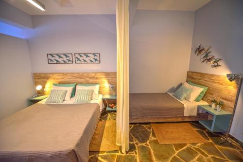 基萨莫斯Hotel Peli的一间卧室配有两张床和镜子