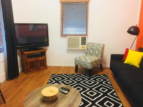 温顿考克的拉芬度假屋的客厅配有沙发、电视和椅子