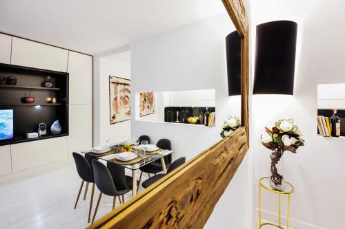 罗马Luxury Apartment Casa Farnese – Campo de Fiori的一间带桌椅的用餐室