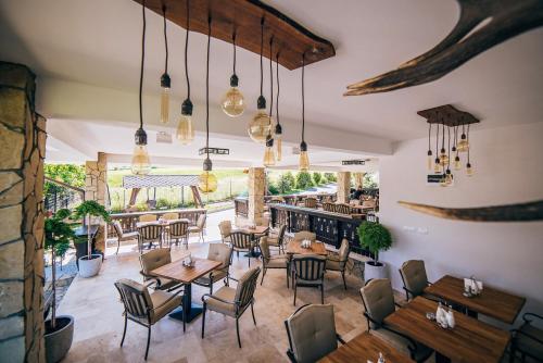 古拉哈莫卢洛伊卡萨赫默膳食酒店的一间带桌椅的餐厅和一间酒吧