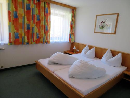普雷格拉滕邮政宾馆的酒店的客房 - 带2张带白色枕头的床