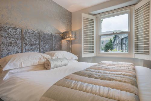 安布尔塞德纽黑文小屋酒店的卧室配有一张大白色床和窗户