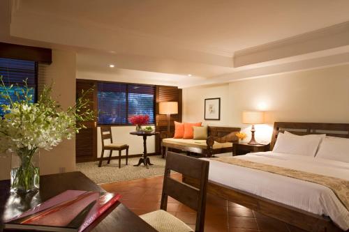 新加坡York Hotel的一间卧室设有一张床和一间客厅。