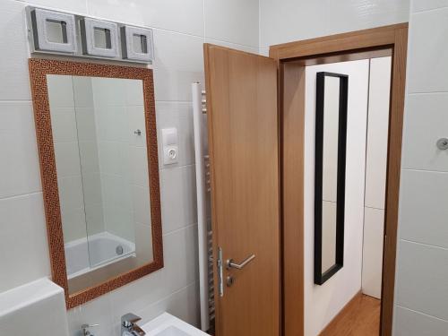 布达佩斯Renaissance Studio Apartment的一间带镜子和木门的浴室