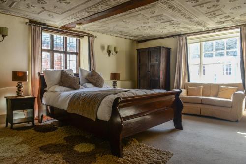 绍斯沃尔德萨瑟兰酒店的一间卧室配有一张床、一张沙发和窗户。