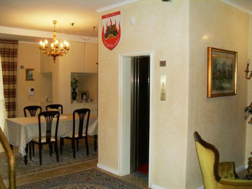 巴列塔I 13 Cavalieri Guest House的一间带桌椅的用餐室