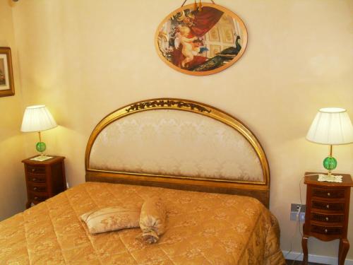 巴列塔I 13 Cavalieri Guest House的一间卧室配有一张带枕头的床