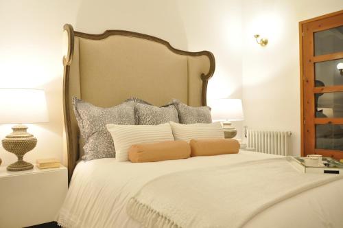 巴塞罗那丽景别墅的一间卧室配有一张带两盏灯的大型白色床。