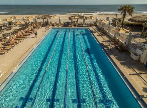 庞特韦德拉比奇蓬特韦德拉高尔夫俱乐部酒店的海滩上游泳池的顶部景色
