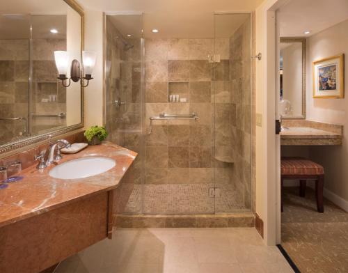 蒙特雷蒙特利广场酒店及水疗中心的一间带水槽和淋浴的浴室