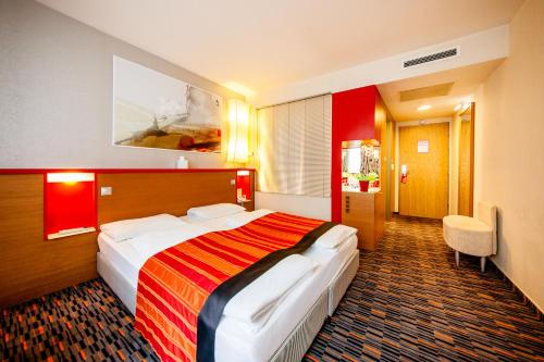 布达佩斯皇家公园精品酒店的一间酒店客房,配有一张大床