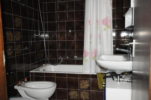 蓬泰特雷萨Acquachiara的浴室配有卫生间、盥洗盆和浴缸。