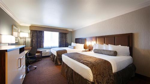 圣克拉拉圣克拉拉贝斯特韦斯特大学酒店的酒店客房配有两张床和一张书桌