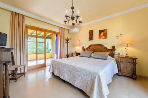 伊维萨镇卡恩帕拉兹昂别墅的一间卧室设有一张床、一台电视和一个窗口。