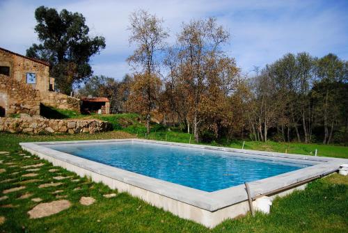 科维良金塔德斯非酒店的一座带房子的场地上的大型游泳池