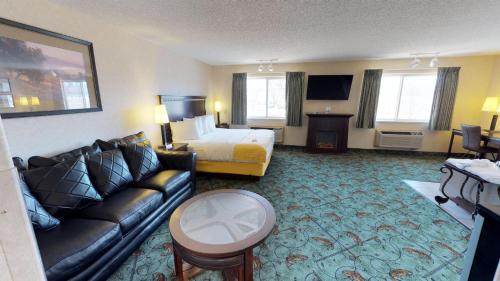 蒙特罗斯Stay Wise Inns of Montrose的酒店客房,配有床和沙发